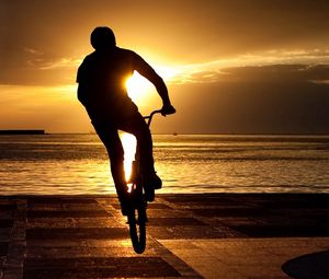 Превью обои велосипедист, трюк, прыжок, экстрим, солнце, набережная