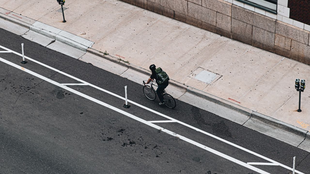 Обои велосипедист, велосипед, дорога, улица