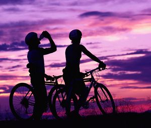 Превью обои велосипедисты, отдых, спорт, закат