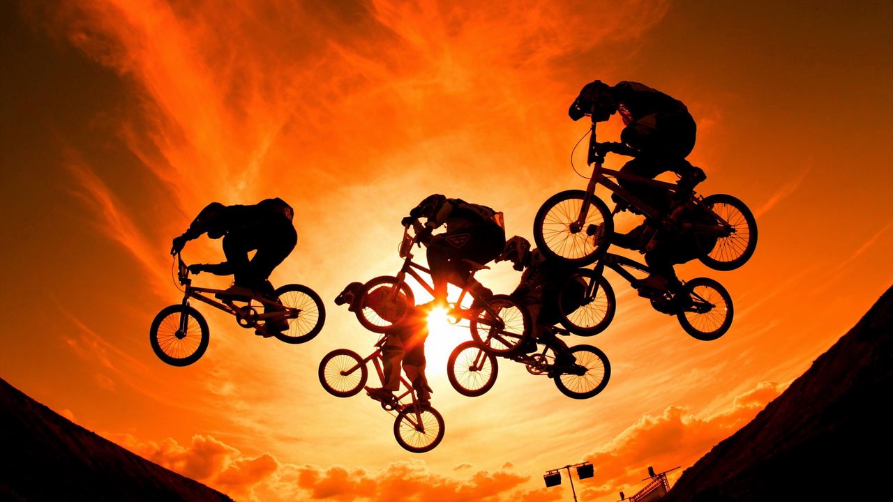 Обои велосипедисты, солнце, небо, закат