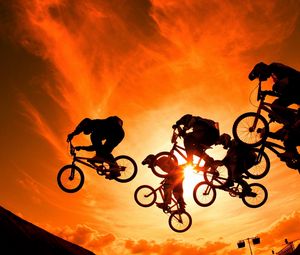 Превью обои велосипедисты, солнце, небо, закат