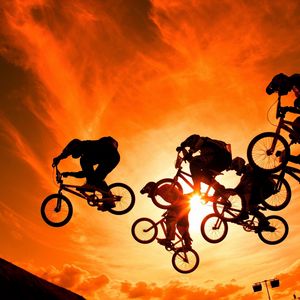 Превью обои велосипедисты, солнце, небо, закат
