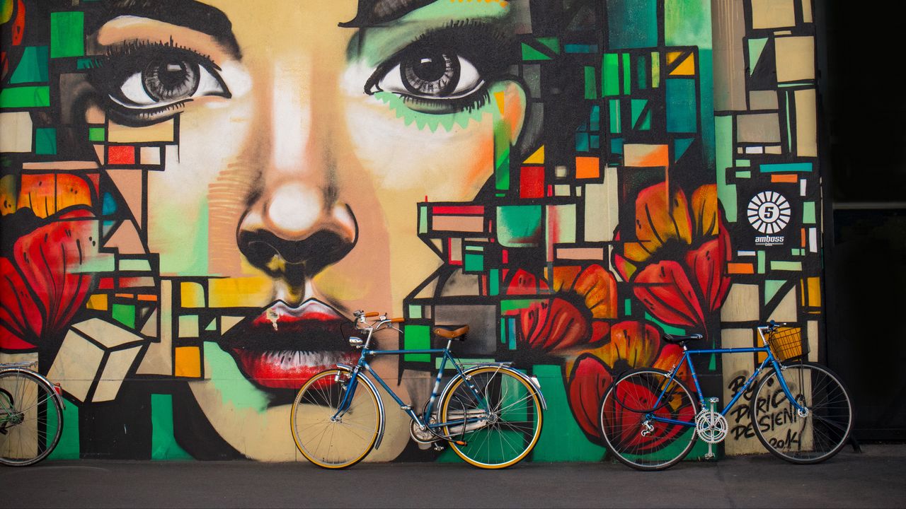 Обои велосипеды, граффити, лицо, стена