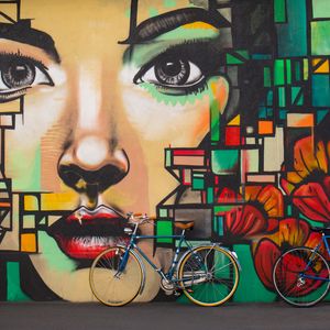 Превью обои велосипеды, граффити, лицо, стена