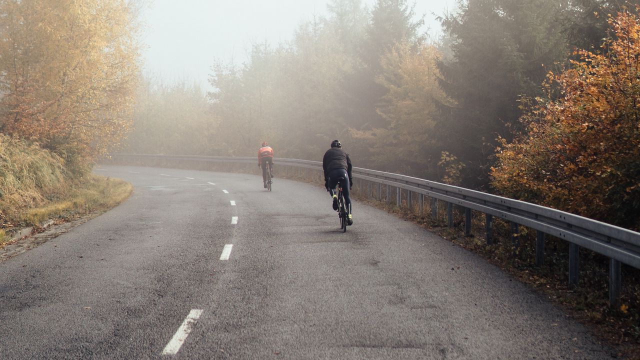 Обои велосипеды, велосипедисты, дорога, туман, поездка