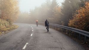 Превью обои велосипеды, велосипедисты, дорога, туман, поездка
