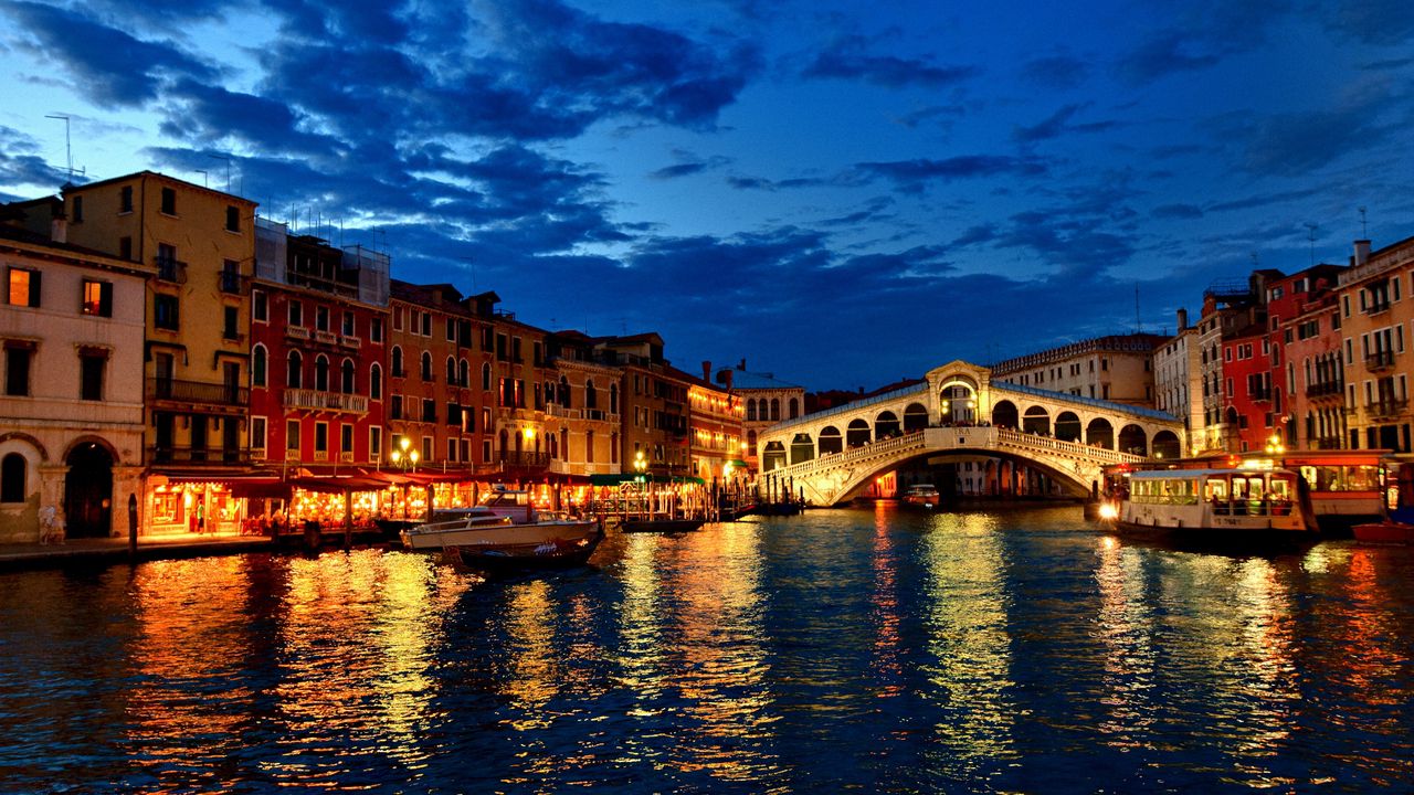 Обои венеция, канал, гондолы, лодки, вечер, огни, дома, облака, италия