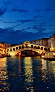 Превью обои венеция, канал, гондолы, лодки, вечер, огни, дома, облака, италия