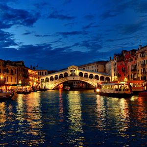 Превью обои венеция, канал, гондолы, лодки, вечер, огни, дома, облака, италия
