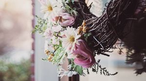 Превью обои венок, цветы, лепестки, размытие