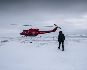 Превью обои вертолет, человек, снег, зима