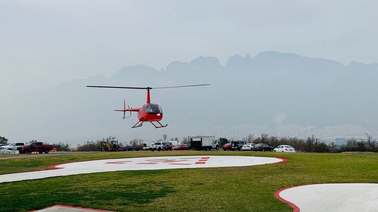 Обои вертолет, взлетная площадка, площадка, туман, красный