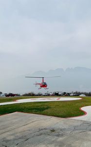 Превью обои вертолет, взлетная площадка, площадка, туман, красный