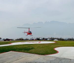 Превью обои вертолет, взлетная площадка, площадка, туман, красный