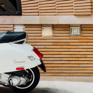 Превью обои vespa, скутер, белый, парковка