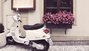 Превью обои vespa, скутер, мопед, цветы