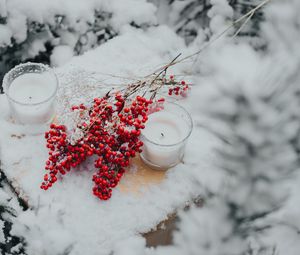 Превью обои ветки, ягоды, свечи, снег