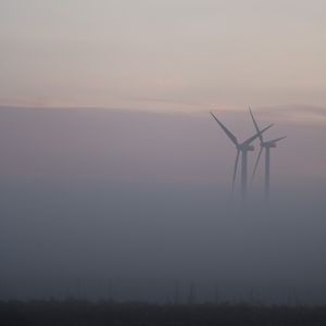 Превью обои ветряные мельницы, туман, поле, минимализм