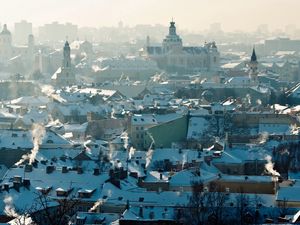 Превью обои вильнюс, литва, городской пейзаж, крыши, дым, панорама