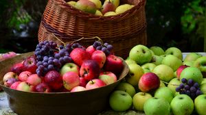Превью обои виноград, яблоки, корзины, много