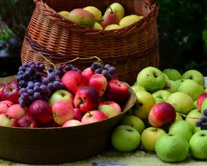 Превью обои виноград, яблоки, корзины, много