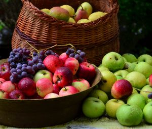 Превью обои виноград, яблоки, корзины, много