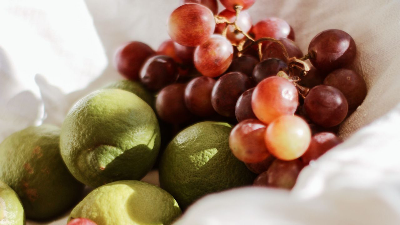 Обои виноград, лайм, фрукт, корзина, ткань