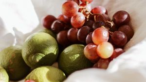 Превью обои виноград, лайм, фрукт, корзина, ткань