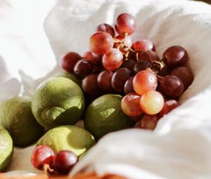 Превью обои виноград, лайм, фрукт, корзина, ткань