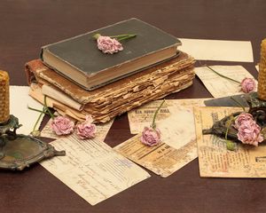 Превью обои винтаж, книги, старые, цветы, розы, свечи, подсвечники, письма, открытки, бумага, стол