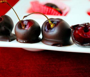 Превью обои вишня, ягоды, шоколад, сладость, макро, красиво