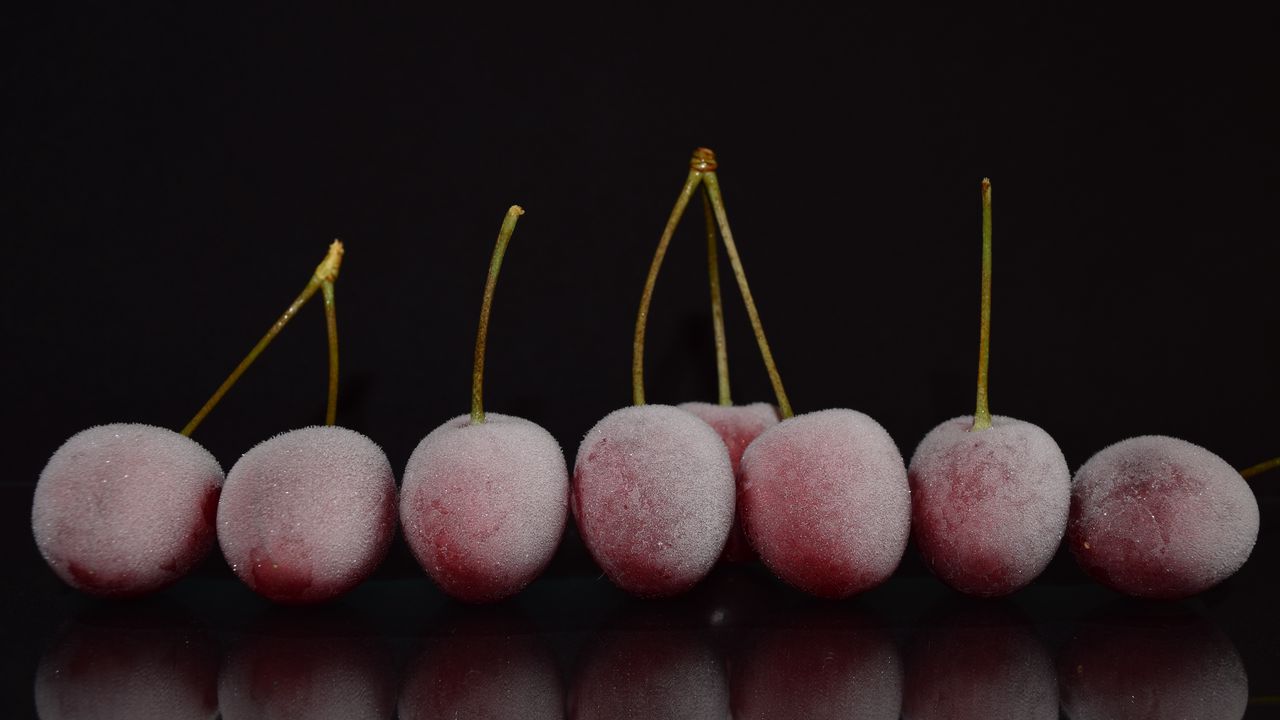 Обои вишня, ягоды, замороженные, отражение