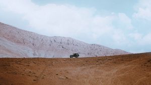 Превью обои внедорожник, автомобиль, склон, горизонт, песок