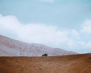 Превью обои внедорожник, автомобиль, склон, горизонт, песок