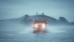 Превью обои внедорожник, автомобиль, туман, вода