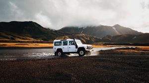 Превью обои внедорожник, озеро, поездка, путешествие, ландманналаугар, исландия