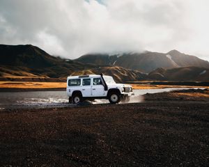 Превью обои внедорожник, озеро, поездка, путешествие, ландманналаугар, исландия