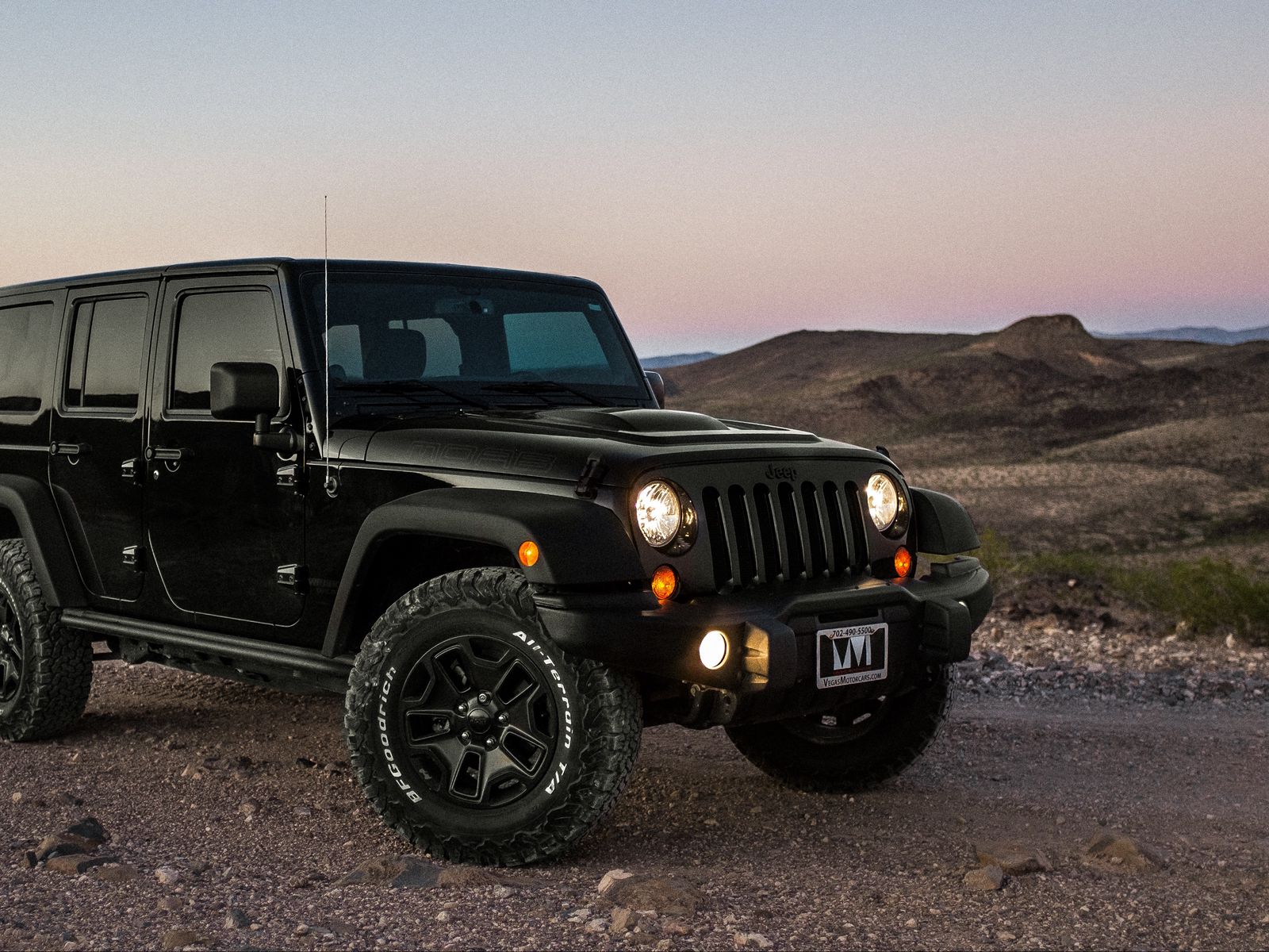 Джип черного цвета. Jeep Wrangler сбоку. Jeep Wrangler 2022. Джип Вранглер черный.