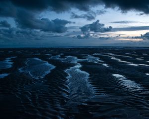 Превью обои вода, берег, рельеф, горизонт, облака
