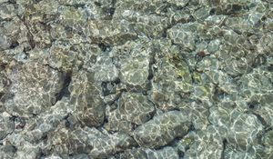 Превью обои вода, блики, камни, дно, прозрачный