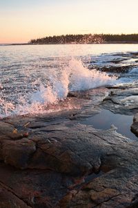 Превью обои вода, брызги, берег, камни, закат