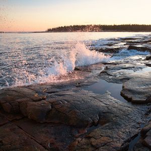 Превью обои вода, брызги, берег, камни, закат