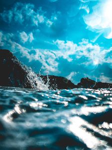 Превью обои вода, брызги, блики, размытость, волны, небо