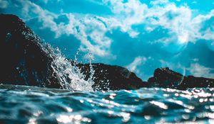 Превью обои вода, брызги, блики, размытость, волны, небо