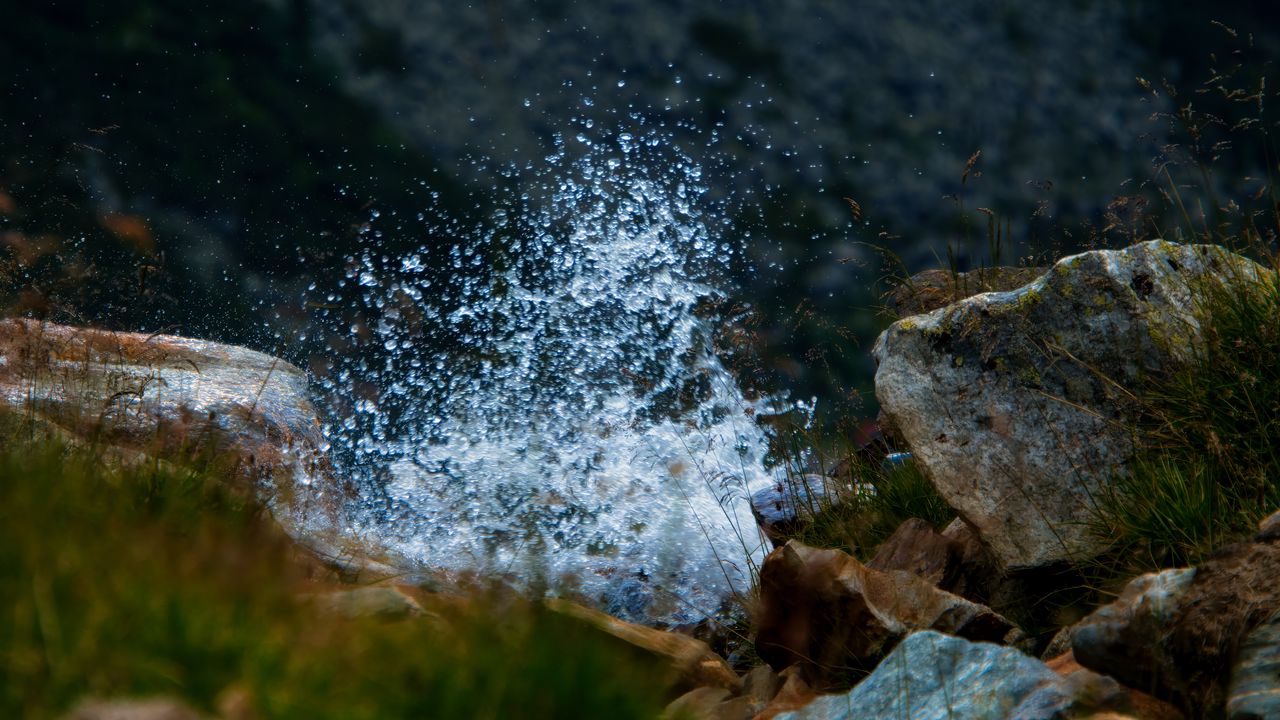 Обои вода, брызги, камни, трава, размытие, пейзаж