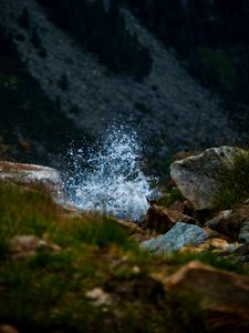 Превью обои вода, брызги, камни, трава, размытие, пейзаж