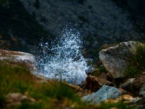 Превью обои вода, брызги, камни, трава, размытие, пейзаж