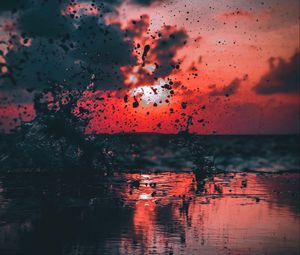 Превью обои вода, брызги, море, сумерки, закат