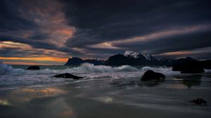Превью обои вода, брызги, море, камни, вечер, прибой