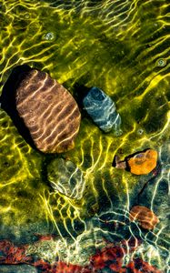 Превью обои вода, дно, блики, камни
